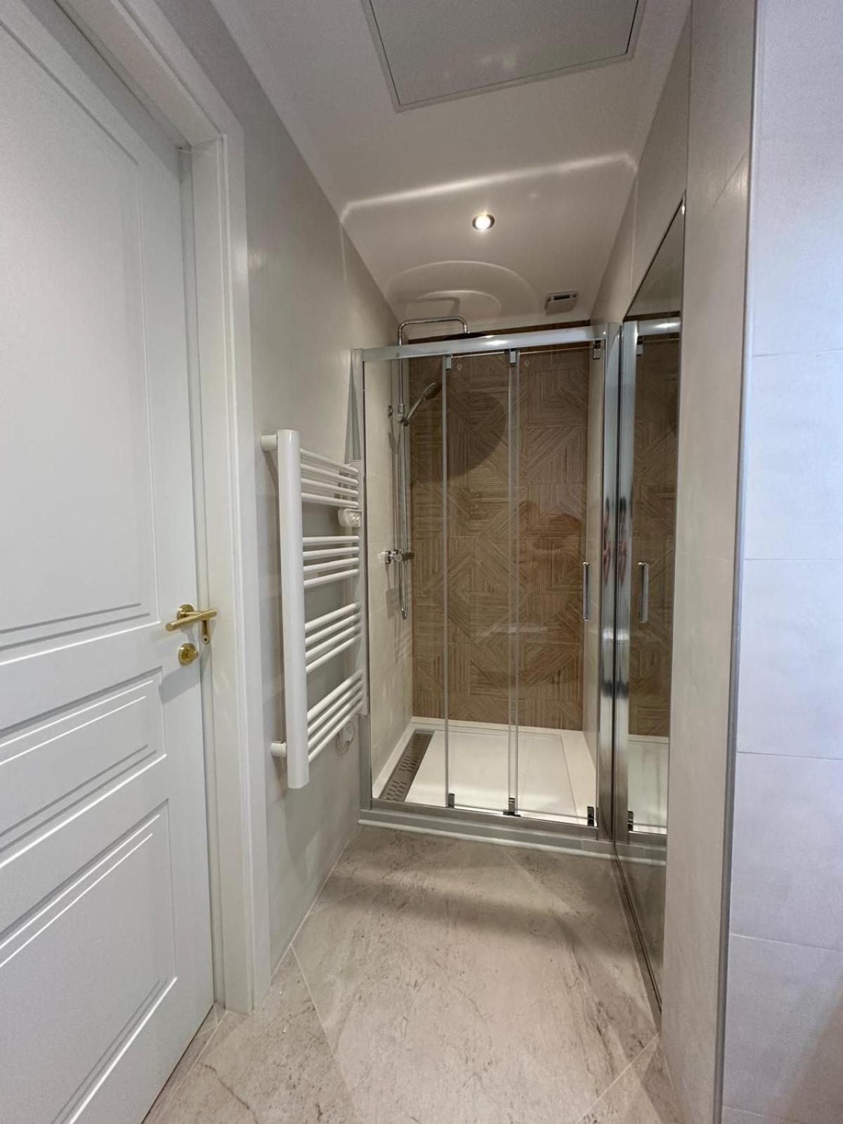 Extraordinaire Grand Studio Au Centre 6 Minutes A Pied De La Plage Et L'Hotel Negresco Nice Bagian luar foto