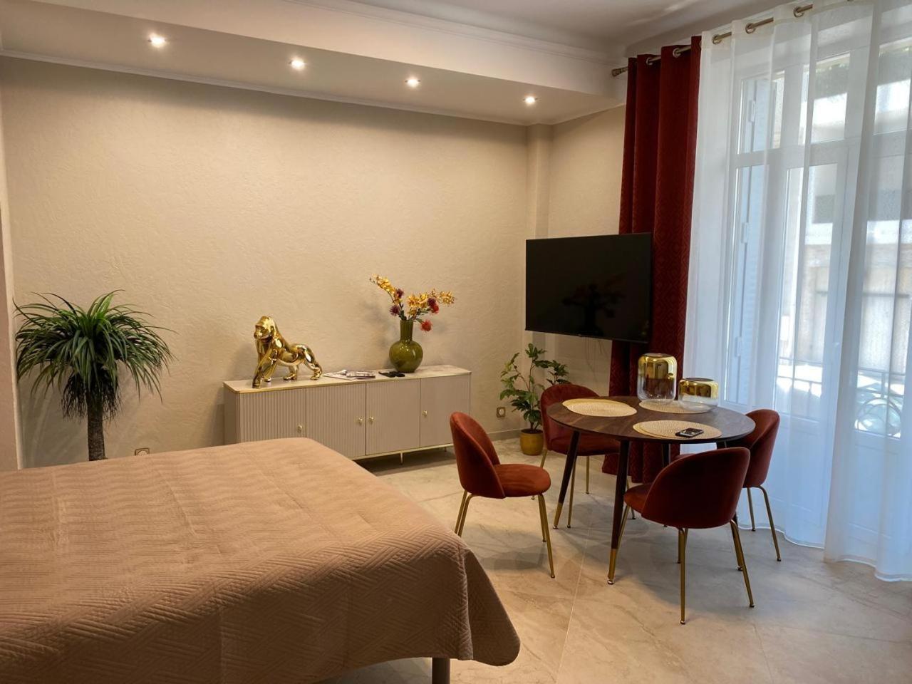 Extraordinaire Grand Studio Au Centre 6 Minutes A Pied De La Plage Et L'Hotel Negresco Nice Bagian luar foto